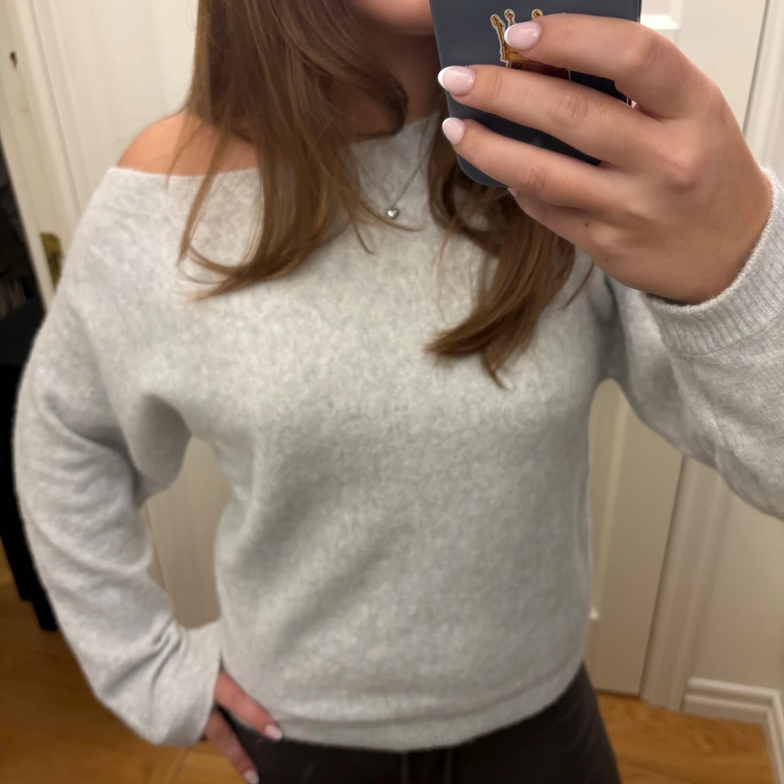 Ljusgrå offshoulder stickad tröja Nelly