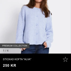 Ljusblå stickad kofta med knappar - Superfin ljusblå stickad kofta med stora knappar framtill. Koftan har en avslappnad passform och är perfekt att slänga på sig över en t-shirt eller linne. Mjuk och mysig känsla, passar till jeans eller kjol.