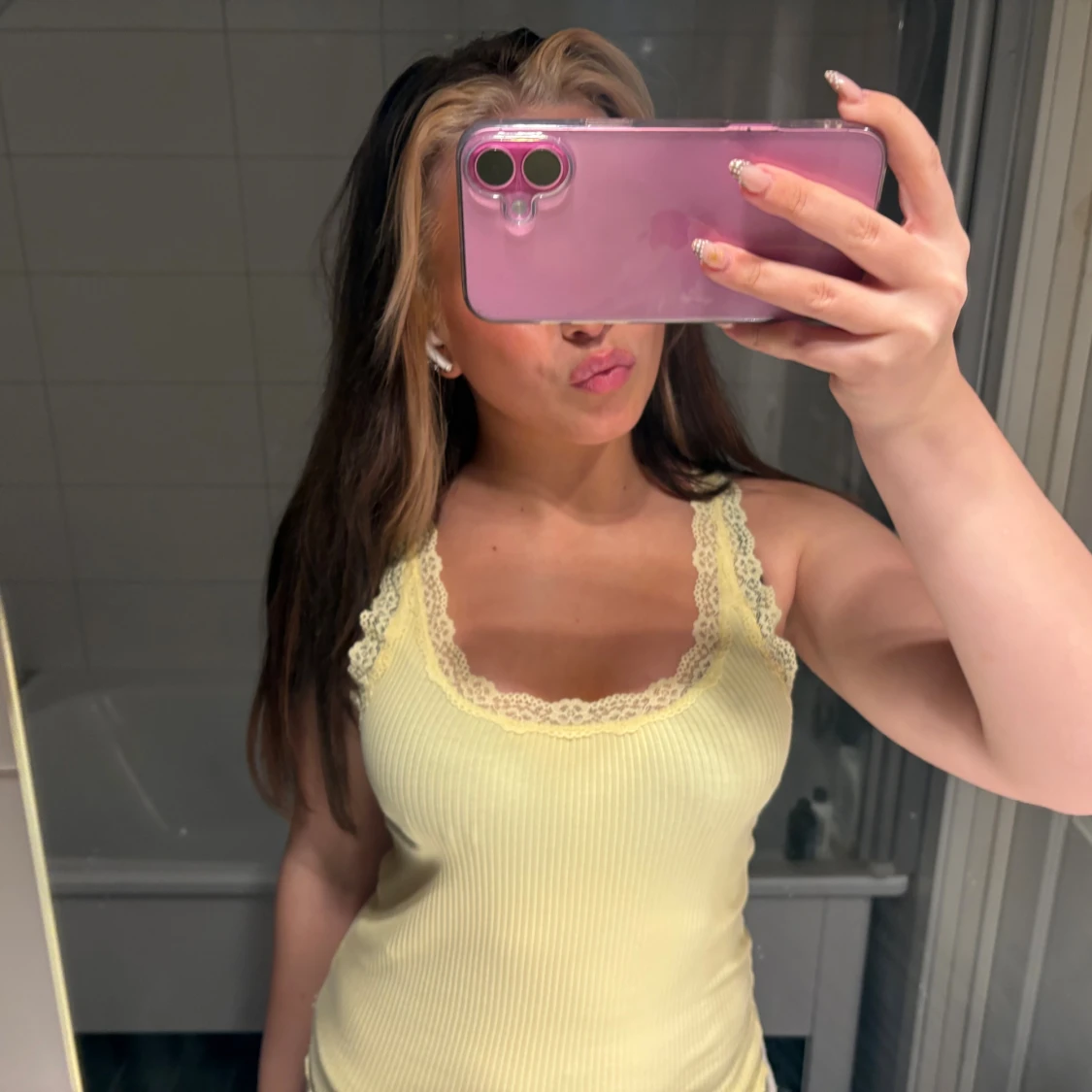 Gul ribbad linnetopp med spets från ONLY - 2