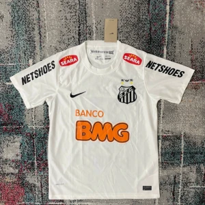 Santos Neymar Jr 11 Nike fotbollströja - Vit Santos fotbollströja från Nike med Neymar Jr och nummer 11 på ryggen. Tröjan har korta ärmar, klubbmärke på bröstet, flera sponsorloggor och är tillverkad i lätt, ventilerande polyester. Klassisk passform och rund hals.