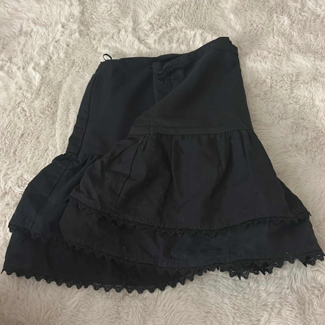 Svart volangkjol från Zara XS - 1