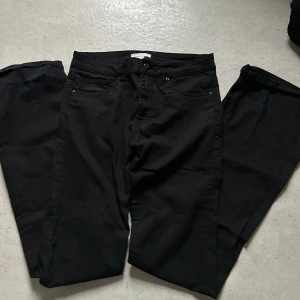 utsvängda byxor  - Svarta byxor från H&M i storlek 36. bra skick och inga tecken på använding!🥰