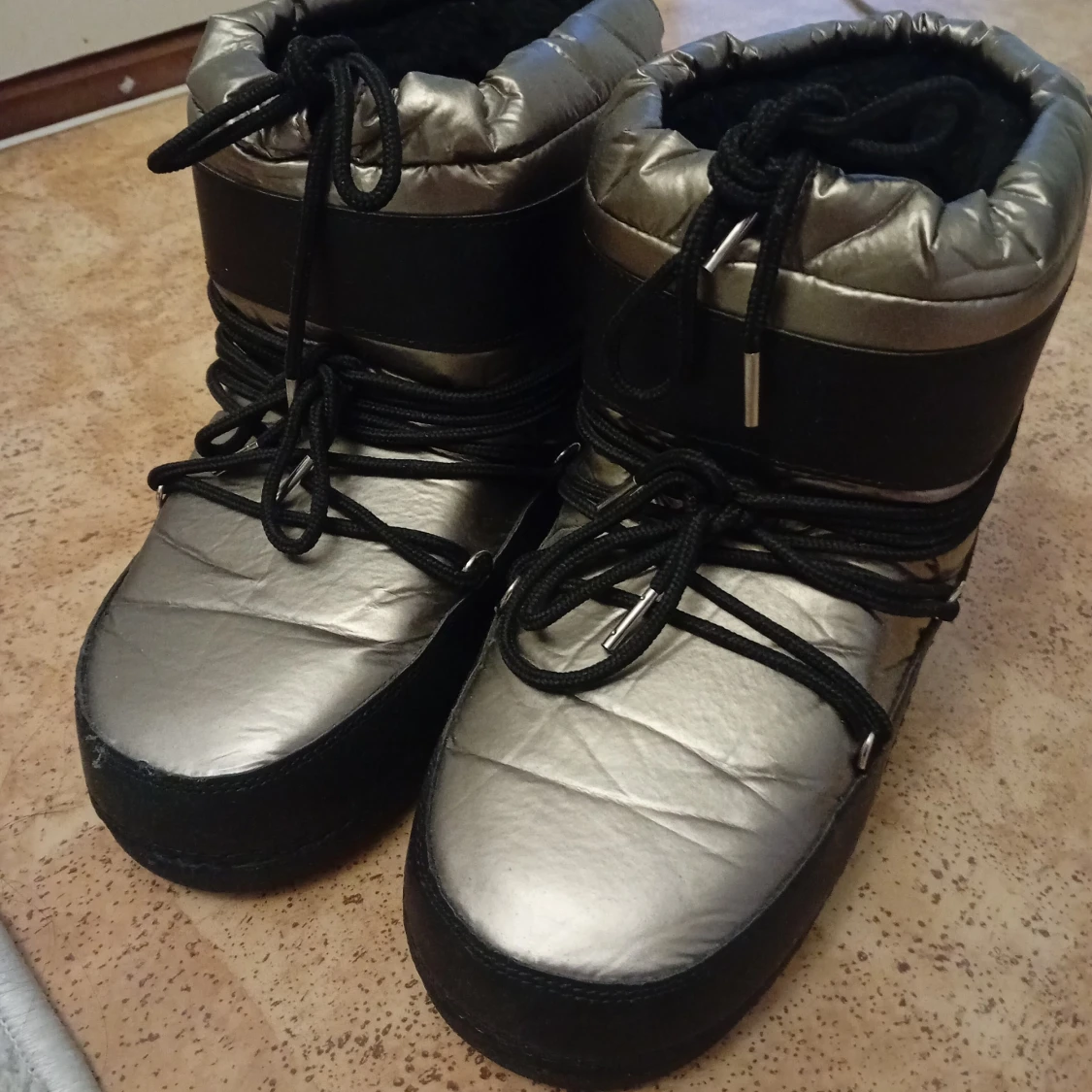 Silvriga moon boots med snörning - 1