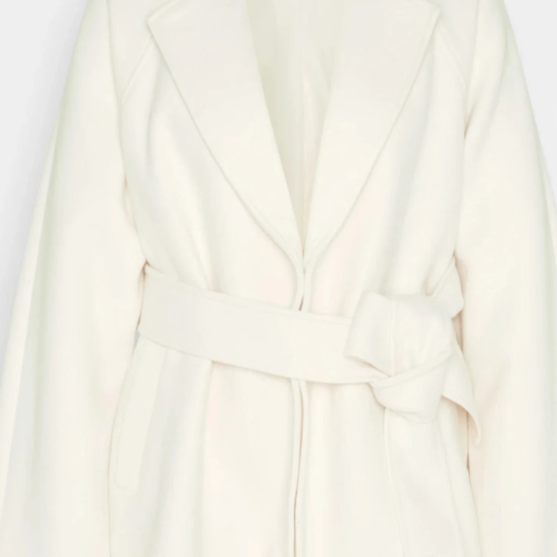 Vit omlott kappa med bälte