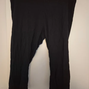 Svarta leggings från Mywear, XXL - Svarta leggings från Mywear i storlek XXL. Tillverkade i mjuk och stretchig bomullsblandning med 95% bomull och 5% elastan. Perfekta för en chill och bekväm stil, med enkel design och smal passform.