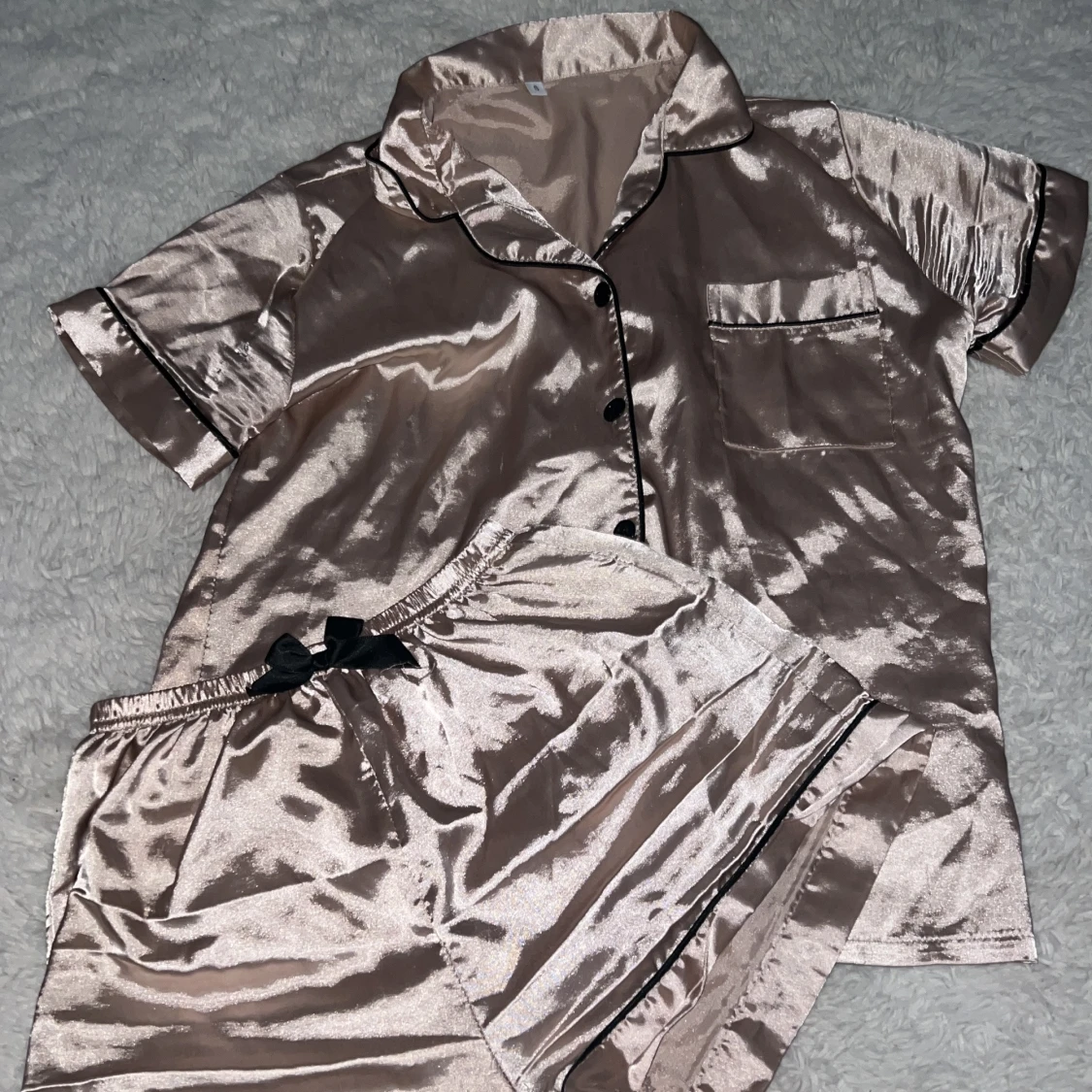 Mysigt silkes pyjamas set shorts och T-shirt