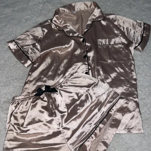 Mysigt silkes pyjamas set shorts och T-shirt - Jätte lent silkes pyjamas set perfekt för mysig filmkväll eller att sova i 