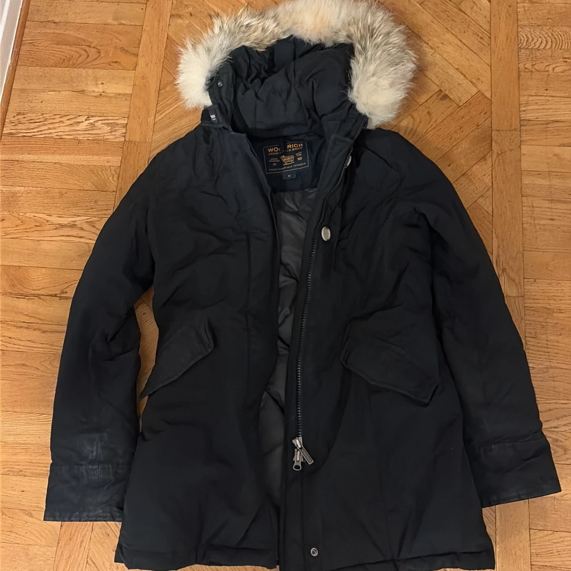 Svart parkajacka med päls från Woolrich