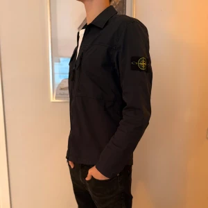 Stone Island overshirt - Skicket på den är 10/10 då den knappt har använts. Modellen på bilden är 183cm lång och den sitter bra. Nypris är 5000kr och vårt pris endast 2399kr! Kontakta gärna vid frågor😊🙌