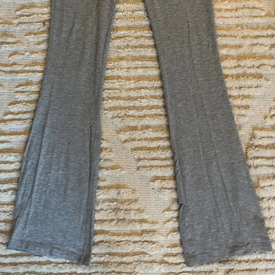 Grå mjukisbyxor med bootcut - 1