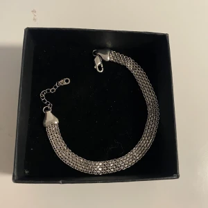 18k pläterad xlänk - Jättefin och oanvänd 18k pläterad xlänk. Smyckes ask och smyckes ställ ingår ej. Längd : 16+3 cm