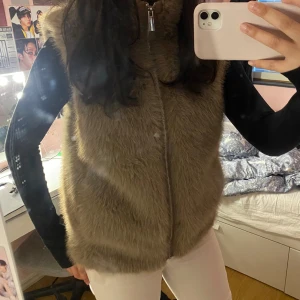 Pälsväst - Varm och fluffig päls väst använt fåtal gånger!