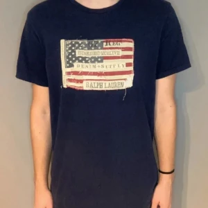 Denim and supply t-shirt - Mörkblå t-shirt från Ralph Lauren denim and supply. 10/10 skick.