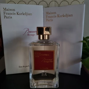Baccarat rouge 540 - Hej! Säljer nu en parfym som min syster lämnat när hon flyttat hemifrån. Det är en unisex doft men jag tycker den är lite för feminin för mig. Priset är inte hugget i sten och känn er fria att lägga prisförslag:)