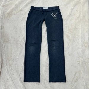 Abercrombie & fitch lågmidjade byxor  - Ett par byxor från Abercrombie & fitch i barnstorlek XL, motsvarar en vanlig XXS. Rakt över midjemått: ca 35cm. Innebenslängd: ca 73cm. Enstaka fläckar (se bilder). Jag fraktar inom 24h.