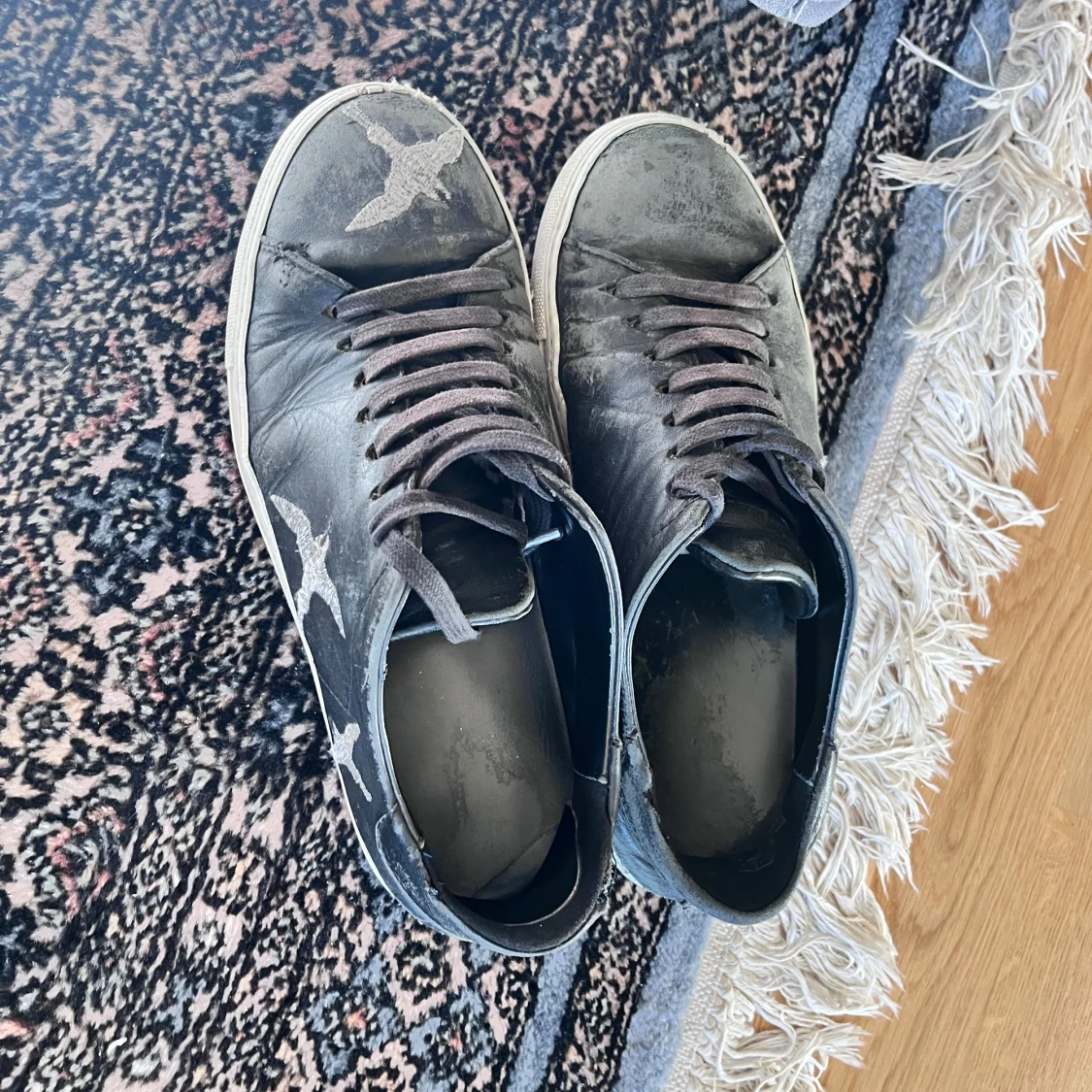 Svarta sneakers med fågeltryck - 1