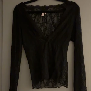 Spets top från Nelly  - Säljer för den har inte kommit till användning 💕.          Skriv för mer bilder