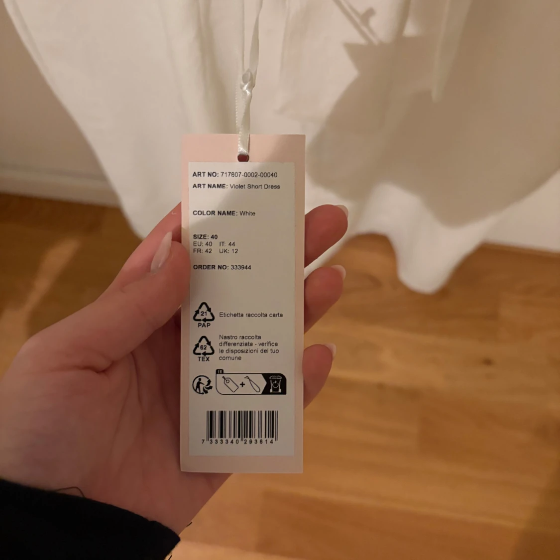 Vit kortklänning med puffärmar - 3