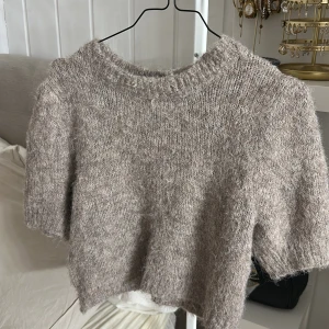 Beige stickad tröja Vero Moda XS - (tröjan är lite kort så har aldrig haft på mig) Mysig beige stickad tröja från Vero Moda i storlek XS. Tröjan har korta ärmar, rund hals och en fluffig, mjuk känsla. Perfekt för lager-på-lager och chill dagar. Enkel design som är lätt att matcha med jeans eller kjol.