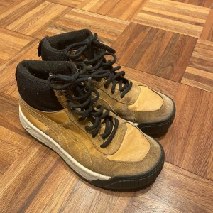 Puma skor storlek 39 - Ett par puma skor, bra nu till kallare väder med hösten och vintern. Använda därav det låga priset. storlek 39. Skriv vid minsta fundering.