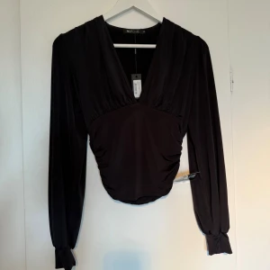 Svart v-ringad topp från NLY One - Svart top från Nelly. Aldrig använd med lappen kvar
