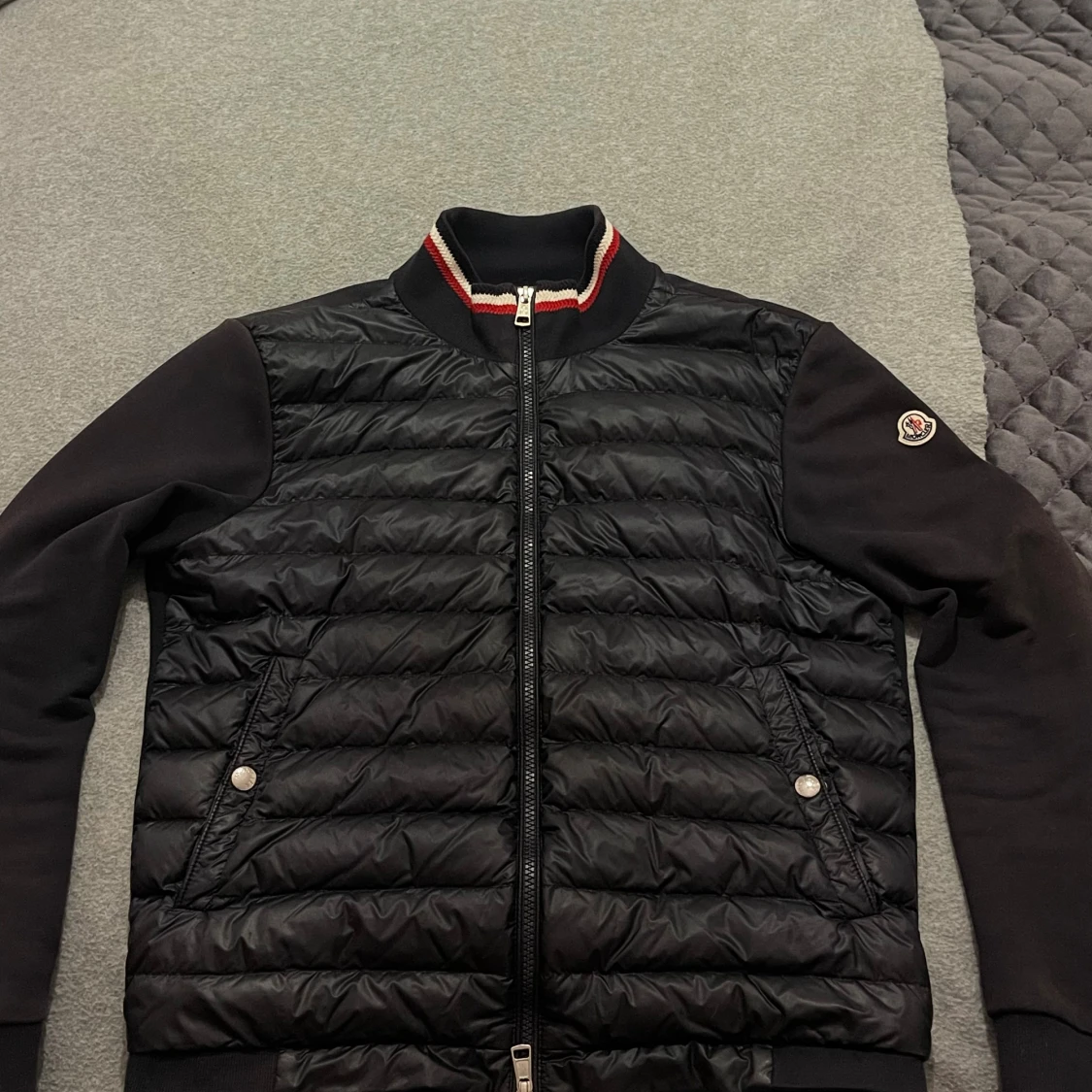 Marinblå cardigan från Moncler