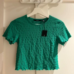 Grön T-shirt - Snygg grön T-shirt från Vero Moda. Storlek S. Prislappen kvar!