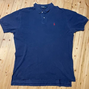 Ralph Lauren Pike - Blå Ralph Lauren Pike - Storlek L - Skick 8/10 - Hör av er vid minsta fundering! 