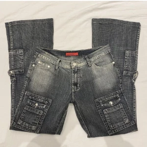 Bootcut jeans - Ett par lågmidjade bootcut flare jeans från La Virtu jeans!   Står 42 i storleken men det är en storlek 36 i damstorlek kan även passa en XS !   Skick som nya Svartgråa typ   Jobbigt att säga farväl till mina favorit jeans men glad om dem kommer till användning! Om du behöver mått är det bara att skriva!         