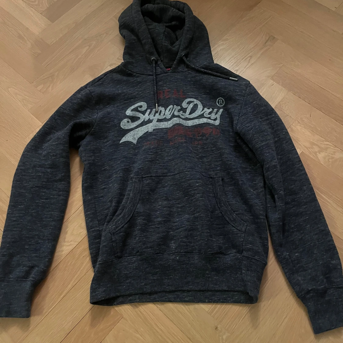 Mörkblå Superdry hoodie med tryck