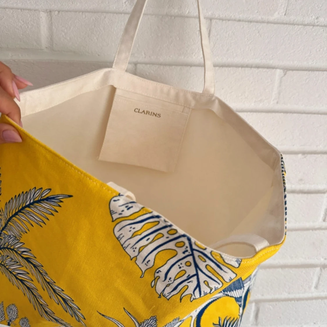 Gul shoppingväska med tropiskt mönster - 1