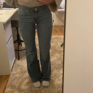 Blå bootcut jeans med hög midja - Snygga blå jeans med bootcut-modell och mid waist. Innerbensländen är 79cm och midjan är 37cm. Passar mig som är 163cm. Passformen är normal och färgen är en mellanblå tvätt. Har använt dom 1 gång❤️pris går att dissekeras.
