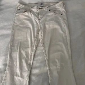 Vita flare jeans  - Snygga vita flare jeans från Urban Outfitters. Köpte på vinted men passar mig tyvärr inte💗💗 midjemått: 40cm. Innebenslängd: 77cm
