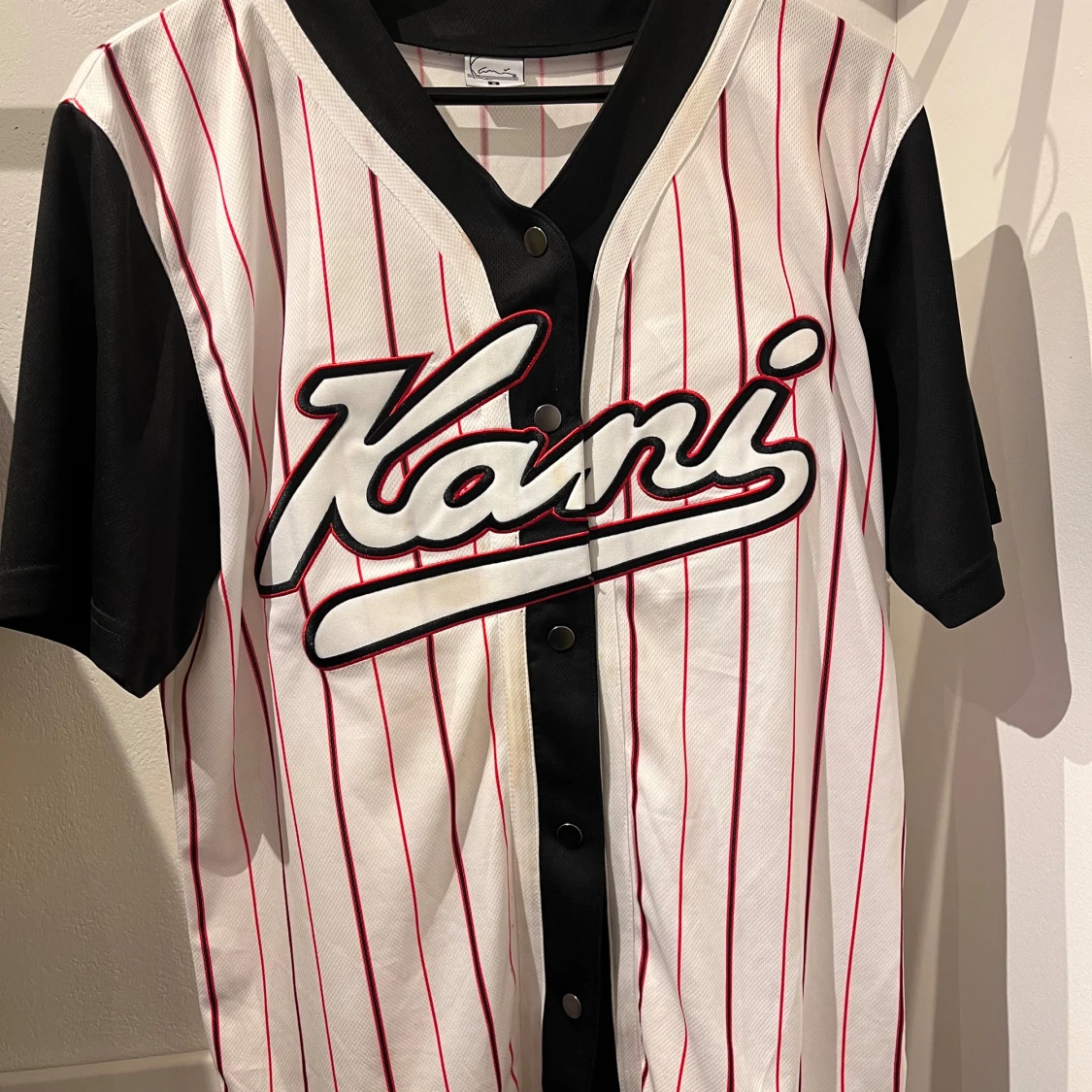 Randig baseballskjorta från Karl Kani
