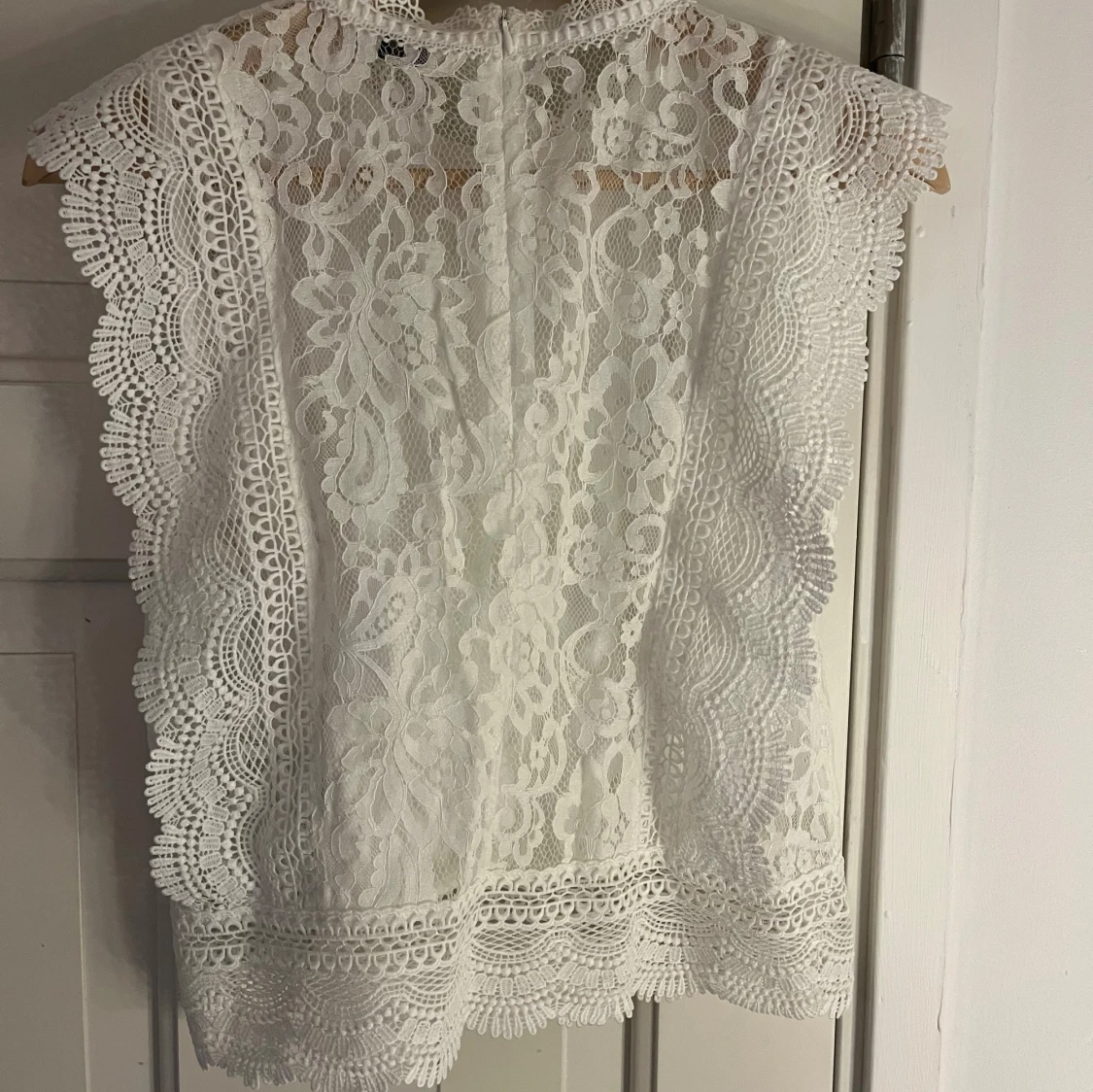 Vit spetsblus med volangdetaljer - 1