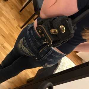 Mini ryggsäck / väska - Säljer denna lilla väska/ryggsäck som inte längre används! Den är i ett begagnat skick och har många fickor och olika förvaringsutrymmen☺️Bara att skriva vid frågor 🥰