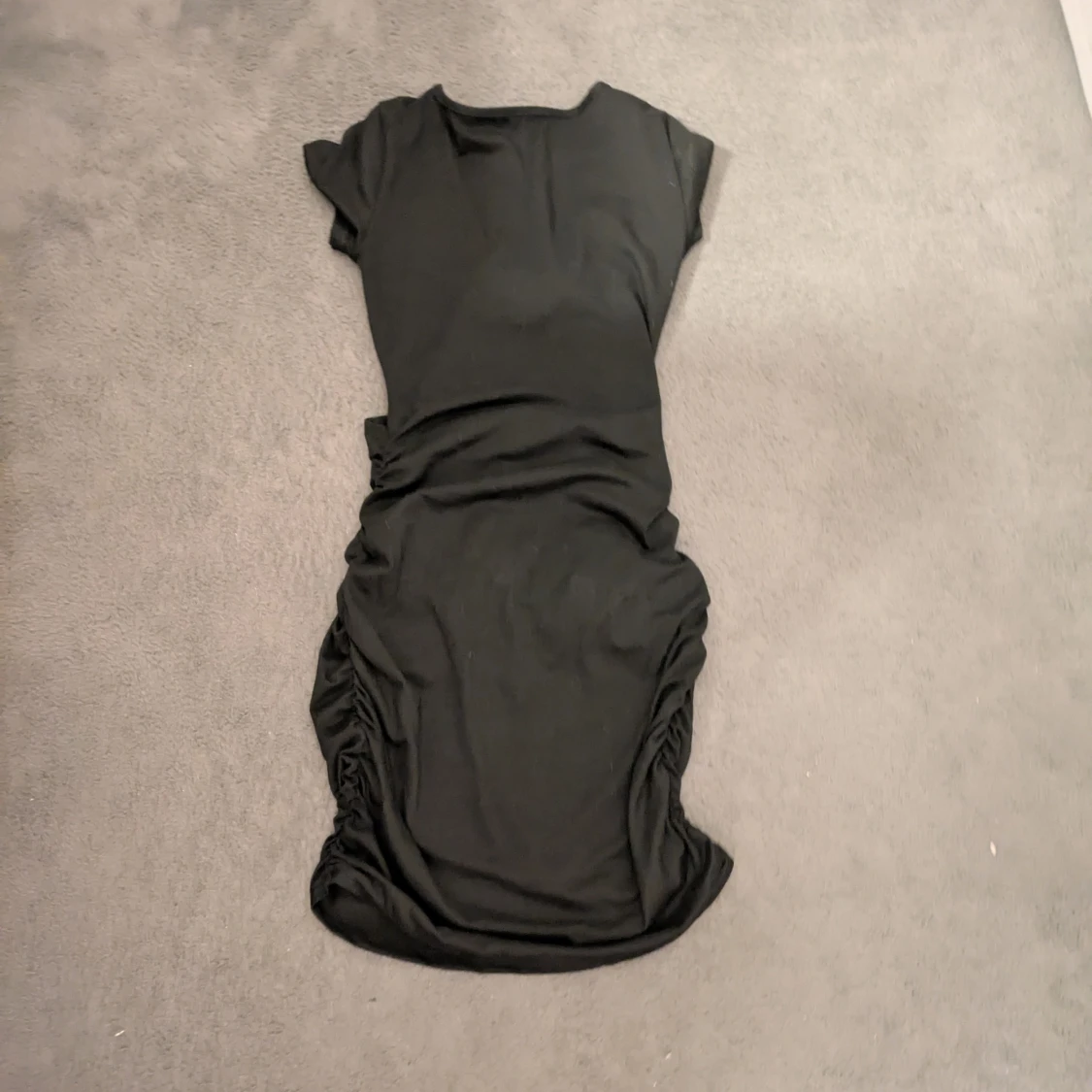 Svart kort klänning med knutdetalj - 1