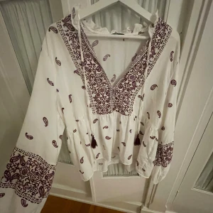 Fin blus från Zara - Säljer en superfin blus från Zara, använd en gång! Säljer pga inte kommer till användning. Den har ett bekvämt material med fina mönster. ❤️