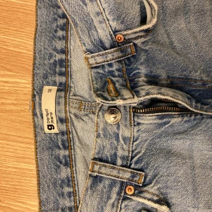 Blå jeans från Perfect Jeans, storlek 32 - Säljer ett par klassiska blå jeans från Perfect Jeans i storlek 32. Jeansen har raka ben, fem fickor, dragkedja och knapp i midjan och är låg midjade som va mina favoriter men dom e för små nu dom har lite slitage vid kanten då dom gick under skon på mig jag är 167 cm 