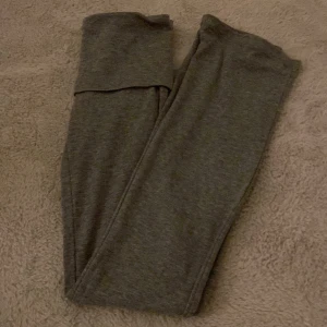 Grå mjukisbyxor från Gina Tricot - Grå mjukisbyxor från Gina Tricot de är använda 1 gång men de har en liten fläck på benet vet inte om de går bort pris kan självklart diskuteras 