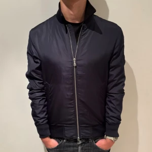 Mörkblå jacka från J. Lindeberg - Snygg mörkblå jacka från J.Lindeberg! Helt ny med tag kvar. Storlek S. Nypris 3000kr. Vid fler frågor, skriv gärna privat // AR