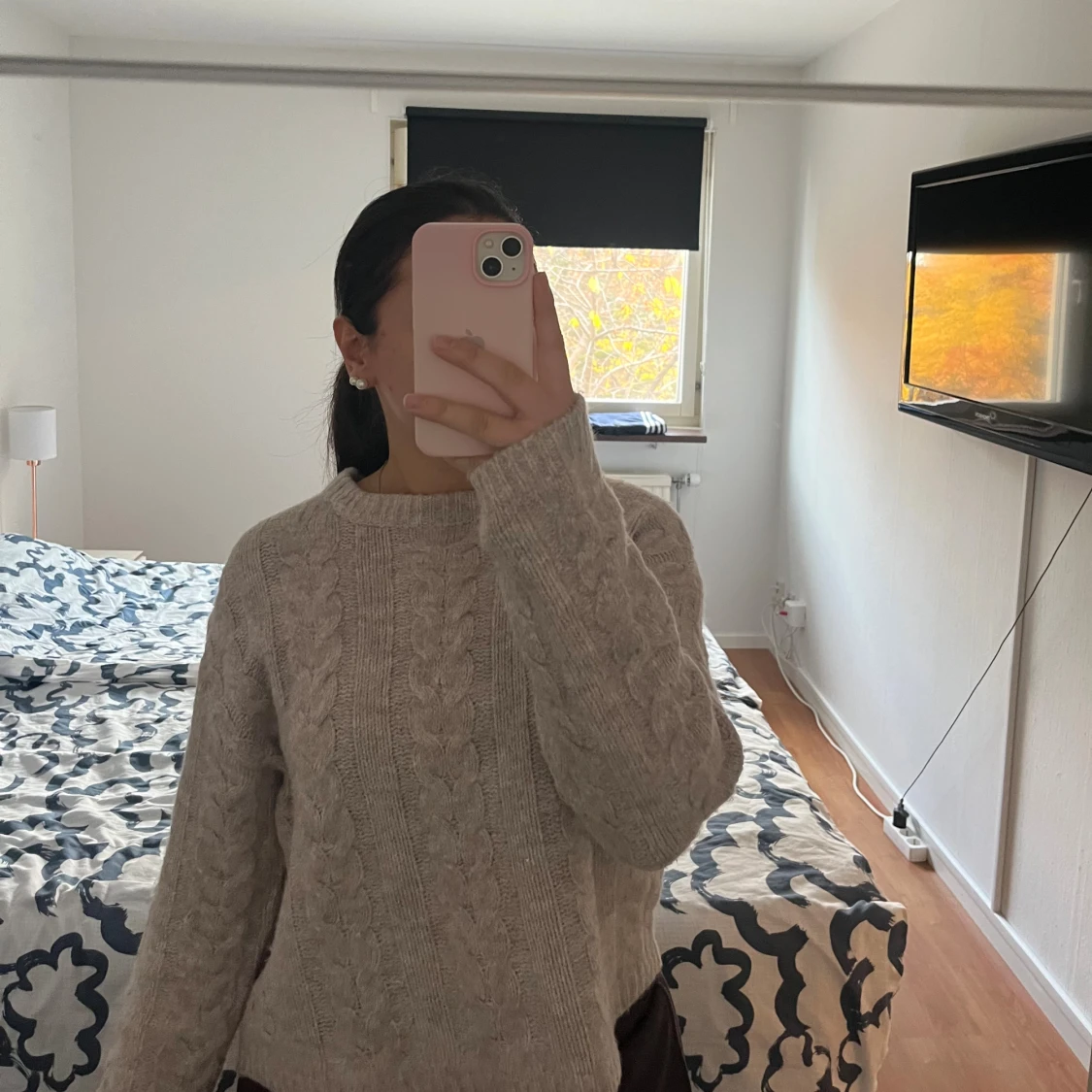 Beige stickad kabeltröja - 1