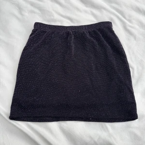 Lila glittrig kjol - Svart minikjol med glitter från Mix i storlek 152. Fraktar inom 24h!