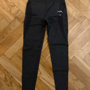Mörkgrå tights från Peach - Sparsamt använda 