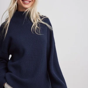 Mörkblå stickad  - Fint skick, slutsåld NAKD 