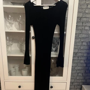 Svart långärmad klänning från AWARE - Använd 2 gånger 