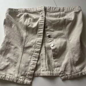 Beige denim topp - Fin beige denim topp, använd en gång endast. Strl M men lite stor i storlek så passar även en L!