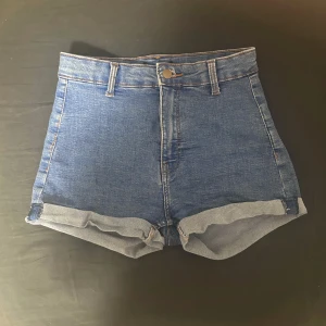 Blå shorts -  blå shorts med hög midja och bälteshällor