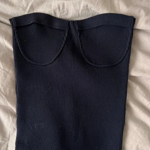 klänning  - stickad miniklänning från zara, mörkblå och ribbad. Endast använd en gång men sömmen har gått upp lite högst upp (se bilder). Inget som syns när man har den på sig