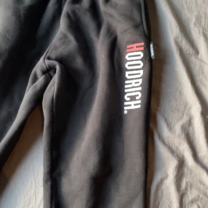 Svarta Hoodrich mjukisbyxor - Svarta mjukisbyxor från Hoodrich storlek 12-13 L juniors  storlek (kan prutas ner)